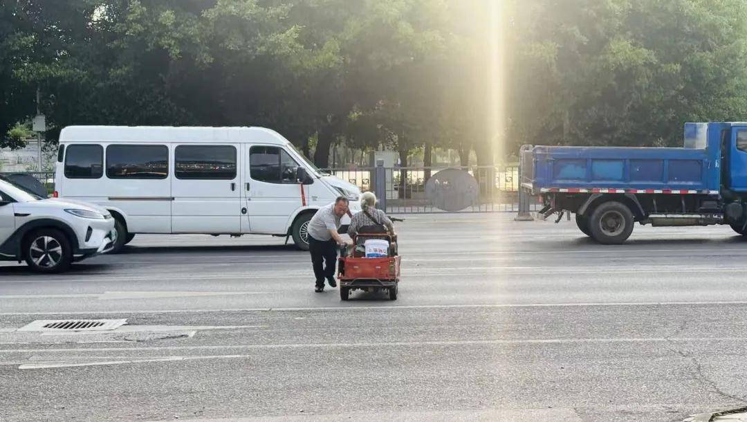 貴州省興義監(jiān)獄民警上班途中緊急施救，摔倒老人轉危為安！