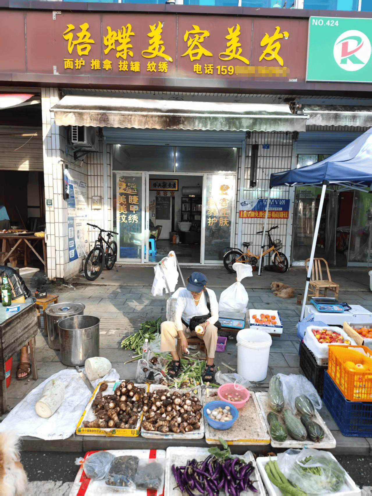 浙江一店主允許大媽門口擺攤，時常被大媽“投喂”蔬果：每次收攤時，都打掃得干干凈凈