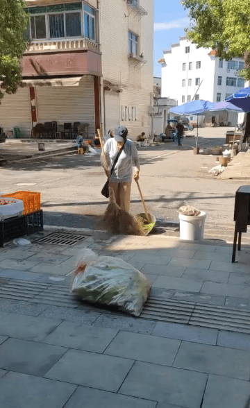 浙江一店主允許大媽門口擺攤，時常被大媽“投喂”蔬果：每次收攤時，都打掃得干干凈凈