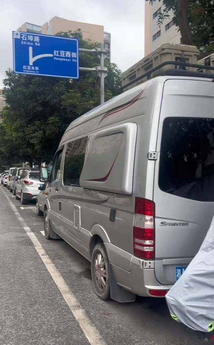 “鑰匙在這，我回家了！”上海男子將百萬元房車停在南寧街頭，請陌生人上車體驗