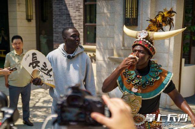 “無語哥”空降長沙：體驗(yàn)辣椒咖啡，驚嘆AI中醫(yī) | 組圖