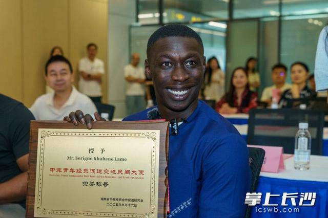 “無語哥”空降長沙：體驗(yàn)辣椒咖啡，驚嘆AI中醫(yī) | 組圖