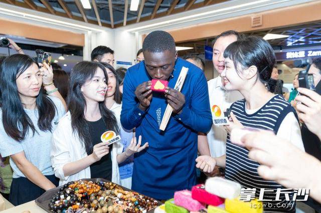 “無語哥”空降長沙：體驗(yàn)辣椒咖啡，驚嘆AI中醫(yī) | 組圖