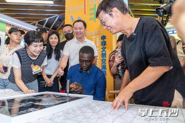“無語哥”空降長沙：體驗(yàn)辣椒咖啡，驚嘆AI中醫(yī) | 組圖