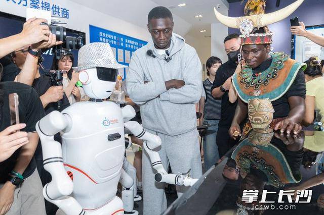 “無語哥”空降長沙：體驗(yàn)辣椒咖啡，驚嘆AI中醫(yī) | 組圖
