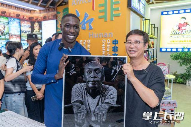 “無語哥”空降長沙：體驗(yàn)辣椒咖啡，驚嘆AI中醫(yī) | 組圖