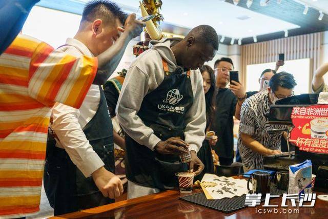 “無語哥”空降長沙：體驗(yàn)辣椒咖啡，驚嘆AI中醫(yī) | 組圖